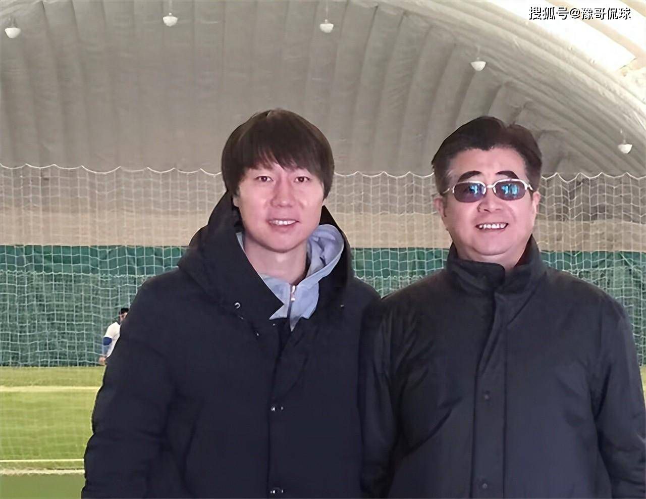 如果菲利普斯没能在一月份离开，曼城也愿意留下他，但球员已经向瓜迪奥拉和足球总监贝吉里斯坦明确表示希望离队。